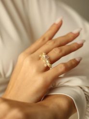 Pierres delicates Pozłacany pierścionek z perłami i ametystem rozmiar: onesize. Szare pierścionki damskie Pierres delicates, z ametystem, pozłacane. Za 34.99 zł.