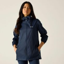 Kurtka trekkingowa damska Pack It Jacket III kieszonkowa przeciwdeszczowa. Niebieskie kurtki przeciwdeszczowe damskie Regatta, l, z kapturem. Za 119.99 zł.