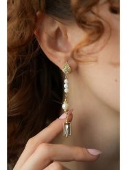 Pierres delicates Pozłacane kolczyki z labradorytami rozmiar: onesize. Żółte kolczyki damskie Pierres delicates, z labradorytem, pozłacane. Za 109.00 zł.