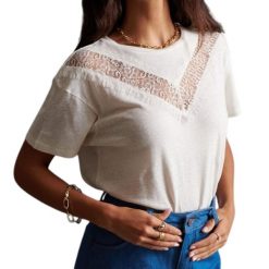 Koszulka turystyczna damska Superdry Chevrin Lace. Białe bluzki sportowe damskie Superdry., z koronki, bez kołnierzyka, bez ramiączek. W wyprzedaży za 91.00 zł.
