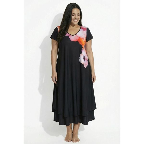 Damskie Sukienka mini kwiaty krój trapezowy dekolt w serek rękawki miseczkowe. Czarne sukienki damskie Ulla Popken, plus size, bez wzorów, z materiału, sportowe, bez kołnierzyka, plus size, bez ramiączek, mini, sportowe. Za 279.99 zł.