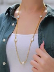 Pierres delicates Pozłacany naszyjnik z elementami ozdobnymi - dł. 60 cm rozmiar: onesize. Białe naszyjniki damskie Pierres delicates, pozłacane. Za 86.99 zł.