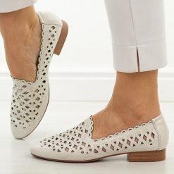 Białe skórzane półbuty damskie Jezzi Ol50-1. Białe półbuty damskie Jezzi, w ażurowe wzory, ze skóry, casualowe, z okrągłym noskiem, bez obcasa, na płaskiej podeszwie. Za 229.00 zł.
