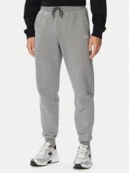 Under Armour Spodnie dresowe Ua Rival 6017021 Szary ciemny Regular Fit. Szare spodnie dresowe męskie Under Armour, bez wzorów, z bawełny. Za 219.99 zł.