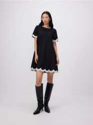 Sukienka z kontrastową koronką - czarny. Czarne sukienki damskie Reserved, l, bez wzorów, z koronki, bez kołnierzyka, bez ramiączek, mini. W wyprzedaży za 99.99 zł.