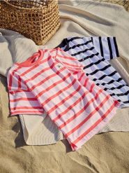 Wzorzysty t-shirt z haftem - pastelowy róż. Czerwone koszulki dziewczęce Reserved, bez wzorów, z bawełny, bez ramiączek. W wyprzedaży za 19.99 zł.