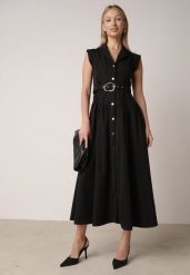 Czarna Koszulowa Sukienka Bez Rękawów Ozdobiona Paskiem z Klamrą Phalixia. Czarne sukienki damskie Born2be, na co dzień, m, z aplikacjami, eleganckie, bez kołnierzyka, bez ramiączek, maxi, koszulowe. Za 189.99 zł.