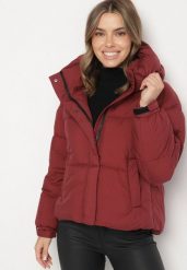 Bordowa Pikowana Kurtka Puffer z Kapturem i Kieszonką przy Rękawie Galieana. Czerwone kurtki damskie Born2be, xl, bez wzorów, z dzianiny, z kapturem. Za 169.99 zł.