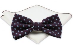 Ciemna Fioletowa Mucha z Białą Poszetką -CHATTIER- Męska, w Niebieskie Kwiaty. Niebieskie krawaty i muchy męskie Chattier, bez wzorów, eleganckie. Za 59.00 zł.