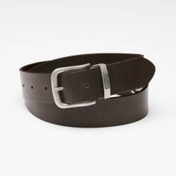 Pasek męski Big Star, naturalna skóra licowa w ciemnobrązowym kolorze z metalową klamrą o matowym wykończeniu oraz klasyczną szerokością do codzienne. Brązowe paski męskie Big Star Accessories, bez wzorów, z jeansu, eleganckie. Za 93.99 zł.