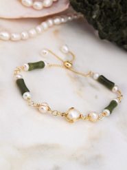 L'Atelier de Gaia Pozłacana bransoletka z jadeitem i perłami rozmiar: onesize. Białe bransoletki damskie L'Atelier de Gaia, pozłacane. Za 100.28 zł.