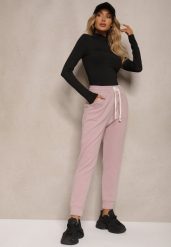 Jasnoróżowe Bawełniane Dresowe Spodnie Ocieplane High Waist Ozdobione Naszywką i Sznurkiem Nialith. Czerwone spodnie dresowe damskie Renee, l, z aplikacjami, z bawełny. Za 54.99 zł.