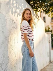 Sweter z krótkim rękawem w paski - czerwony. Czerwone swetry klasyczne damskie Sinsay, l, bez kołnierzyka. Za 29.99 zł.