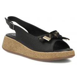 Skórzane sandały damskie na koturnie ażurowe czarne Filippo DS7582. Czarne sandały damskie Filippo, w ażurowe wzory, ze skóry, bez obcasa, na koturnie. Za 249.99 zł.