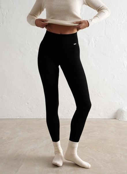 Damskie legginsy prążkowane, wełniane, z wysokim stanem czarne. Czarne legginsy damskie Aim'n, m, bez wzorów, z dzianiny. Za 339.00 zł.