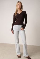 Niebieskie Jeansy Typu Dzwony z Bawełną i Wysokim Stanem Nesanthe. Niebieskie jeansy damskie Born2be, z podwyższonym stanem. Za 119.99 zł.