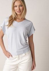 Niebieski T-shirt z Wiskozy z Trójkątnym Dekoltem Achiore. Niebieskie t-shirty damskie Born2be, l, bez wzorów, z jeansu, bez kołnierzyka. Za 79.99 zł.