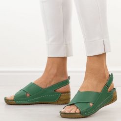 Zielone skórzane sandały damskie T.Sokolski 311. Zielone sandały damskie Sokolski, bez wzorów, ze skóry, bez obcasa, na płaskiej podeszwie. Za 249.00 zł.