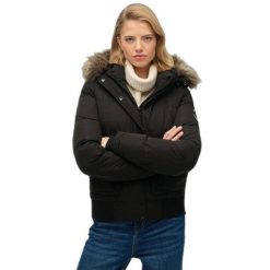 Damska kurtka puchowa Superdry Ella Everest. Czarne kurtki damskie Superdry., na zimę, m, z aplikacjami, z mikrofibry, bez kaptura. Za 631.10 zł.
