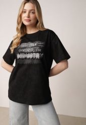 Czarny T-shirt z Bawełny o Kroju Oversize z Napisem Orinvyra. Czarne t-shirty damskie Born2be, m, bez wzorów, z bawełny, bez kołnierzyka. Za 59.99 zł.