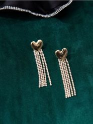 Kolczyki w kształcie serca z błyszczącym wykończeniem - złoty. Żółte kolczyki damskie Sinsay, złote. W wyprzedaży za 6.99 zł.