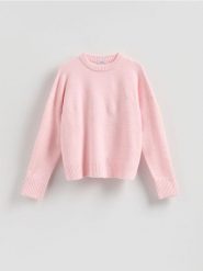 Sweter z obniżoną linią ramion - pastelowy róż. Czerwone swetry klasyczne damskie Reserved, l, z dzianiny, bez kołnierzyka. Za 129.99 zł.