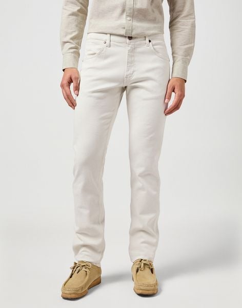 MESKIE SPODNIE MATERIALOWE WRANGLER GREENSBORO VAPOROUS GRAY 112362435. Szare spodnie materiałowe męskie Wrangler, bez wzorów, z materiału. Za 219.99 zł.