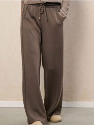 Spodnie dresowe wide leg z domieszką wiskozy - brązowy. Brązowe spodnie sportowe damskie Sinsay, l, z dresówki. W wyprzedaży za 29.99 zł.