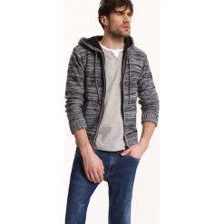 SWETER DŁUGI RĘKAW MĘSKI Z ZAMKIEM. Szare kardigany męskie TOP SECRET, na lato, m, bez wzorów, z dzianiny, bez kołnierzyka. W wyprzedaży za 59.99 zł.