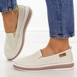 Beżowe ażurowe skórzane półbuty damskie Cambell 87322. Brązowe półbuty damskie Cambell, w ażurowe wzory, z jeansu, casualowe, z okrągłym noskiem, bez obcasa, na płaskiej podeszwie. Za 219.00 zł.