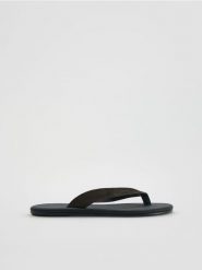 Zamszowe klapki - ciemnobrązowy. Brązowe klapki i japonki męskie Reserved, ze skóry. Za 169.99 zł.