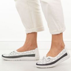 Białe ażurowe skórzane półbuty damskie Vinceza 95390. Białe półbuty damskie VINCEZA, w ażurowe wzory, z jeansu, eleganckie, z okrągłym noskiem, bez obcasa, na płaskiej podeszwie. Za 199.00 zł.