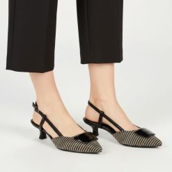 Sandały damskie Marco Tozzi, lekki niski obcas odkryta pięta regulowany pasek smukły nosek dekoracyjny przód stabilna konstrukcja, czarne, 2-29503-44. Czarne sandały damskie Marco Tozzi, z aplikacjami, bez obcasa, na obcasie. Za 179.90 zł.