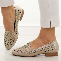 Złote ażurowe półbuty damskie Jezzi Asa222-15. Żółte półbuty damskie Jezzi, w ażurowe wzory, ze skóry, eleganckie, bez obcasa, na płaskiej podeszwie. Za 209.00 zł.