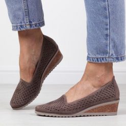 Czółenka damskie khaki na koturnie Potocki 12306. Brązowe czółenka damskie POTOCKI, w ażurowe wzory, z zamszu, bez obcasa, na koturnie. Za 159.00 zł.
