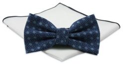 Granatowa Mucha w Niebieskie Kółka, Koła z Białą Poszetką -CHATTIER- Męska, Wzór Geometryczny. Niebieskie krawaty i muchy męskie Chattier, bez wzorów, eleganckie. Za 59.00 zł.