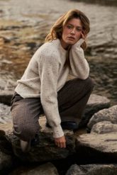 Sweter o prostym fasonie ecru. Swetry klasyczne damskie MOODO, l, z elastanu, bez kołnierzyka. Za 149.99 zł.