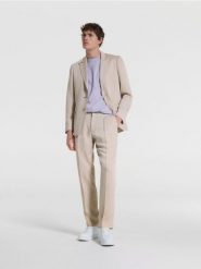 Spodnie slim fit z zakładkami - beżowy. Brązowe spodnie materiałowe męskie Reserved, bez wzorów, z bawełny. W wyprzedaży za 99.99 zł.