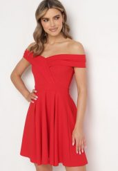 Czerwona Sukienka z Hiszpańskim Dekoltem o Rozkloszowanym Fasonie Vilenia. Czerwone sukienki damskie Born2be, na co dzień, l, bez wzorów, eleganckie, bez kołnierzyka, bez ramiączek, mini, rozkloszowane. W wyprzedaży za 87.99 zł.