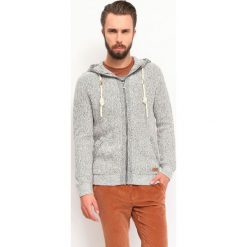 SWETER DŁUGI RĘKAW MĘSKI Z GUZIKIEM. Szare kardigany męskie TOP SECRET, l, bez wzorów, z dzianiny, bez kołnierzyka. W wyprzedaży za 59.99 zł.