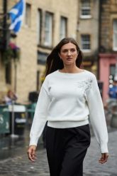 Sweter z ozdobną aplikacją biały. Białe swetry klasyczne damskie MOODO, l, z poliamidu, bez kołnierzyka. Za 159.99 zł.