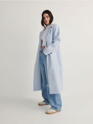 Dwurzędowy płaszcz - jasnoniebieski. Niebieskie płaszcze damskie Reserved, l, bez wzorów, z tkaniny. W wyprzedaży za 99.99 zł.