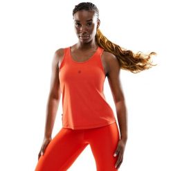 Damska koszulka treningowa tank top Fitness Siroko Hart. Czerwone bluzki sportowe damskie SIROKO, bez wzorów, z tkaniny, bez ramiączek. Za 105.00 zł.