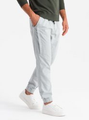 Męskie dzianinowe spodnie joggery z ozdobną plisą – jasnoszare V3 OM-PAJO-0202 - XXL. Szare spodnie materiałowe męskie Ombre Clothing, z aplikacjami, z bawełny. Za 149.99 zł.