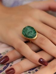 L'Atelier de Gaia Pozłacany pierścionek z agatem rozmiar: onesize. Zielone pierścionki damskie L'Atelier de Gaia, z agatem, pozłacane. Za 70.41 zł.