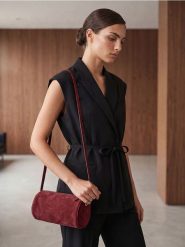 Torebka typu barrel bag z imitacji zamszu - czerwony. Czerwone torebki klasyczne damskie Sinsay, bez wzorów, bez dodatków. Za 29.99 zł.