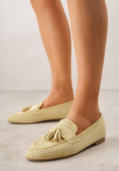Żółte Perforowane Mokasyny z Imitacji Zamszu Zdobione Frędzlami Vaeliane. Żółte mokasyny damskie Renee, z zamszu. Za 89.99 zł.