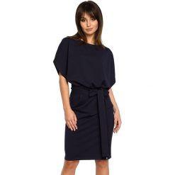 Sukienka w kolorze granatowym. Niebieskie sukienki damskie Be Wear, xl, bez wzorów, bez kołnierzyka, bez ramiączek, midi. Za 149.95 zł.