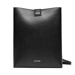 Torebka Calvin Klein. Czarne listonoszki damskie CALVIN KLEIN, bez wzorów, bez dodatków. Za 449.99 zł.