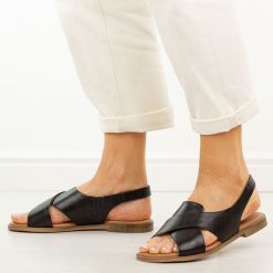 Czarne płaskie sandały damskie Potocki 12798. Czarne sandały damskie POTOCKI, bez wzorów, ze skóry, bez obcasa, na płaskiej podeszwie. Za 169.00 zł.